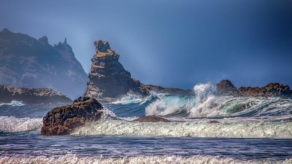 Filmul tragic al morții celor doi români din Tenerife, înghițiți de un val uriaș. Cei doi erau angajați ai unui ONG românesc