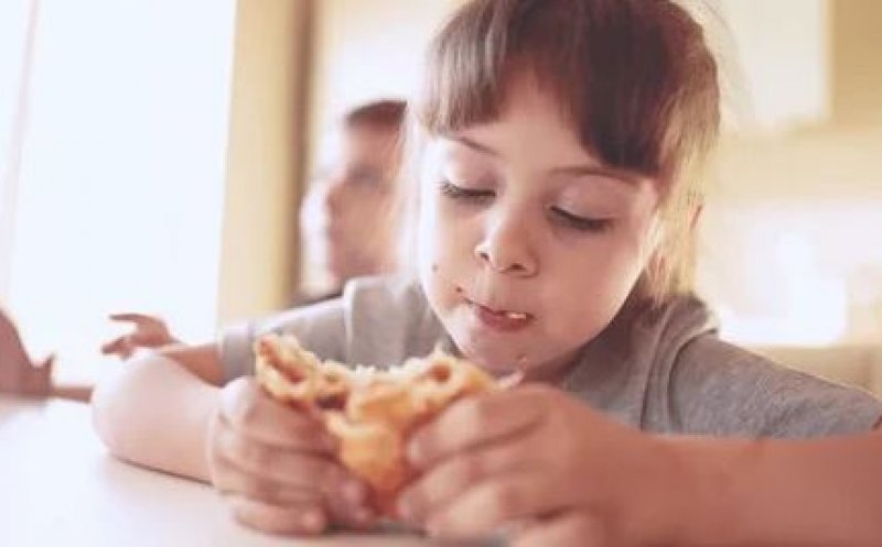 Gata cu zahărul și fast-food-ul! Ministerul Sănătăţii a actualizat lista alimentelor interzise în școli și grădinițe