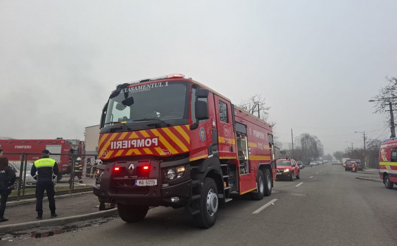 Panică în Cluj-Napoca: un imobil cu materiale combustibile a fost cuprins de flăcări. Pompierii au intervenit în forță