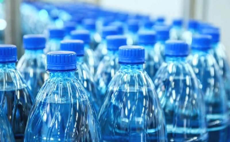Studiile arată riscuri ascunse pentru sănătate la  consumul de apă îmbuteliată. Cu ce se diferențiază de cea de la robinet