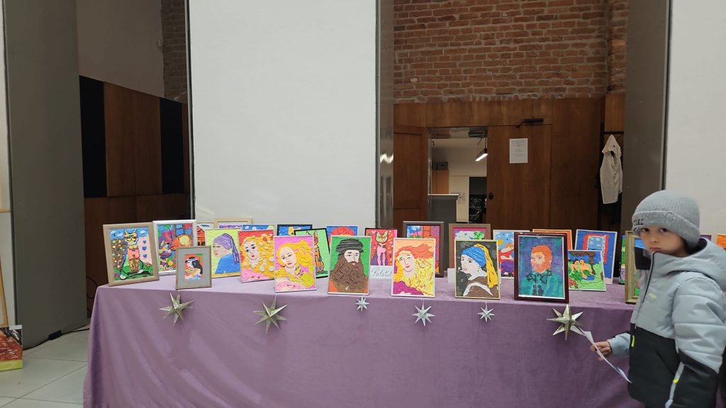 Seară magică de decembrie pentru talentații copii de la Școala „Liviu Rebreanu"