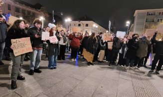 Studenții clujeni, din nou în stradă. Marș și miting de protest în centrul Clujului și la Prefectură: „Bursele înapoi, jos austeritatea!”