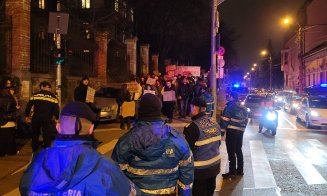 Studenții clujeni, din nou în stradă. Marș și miting de protest în centrul Clujului și la Prefectură: „Bursele înapoi, jos austeritatea!”