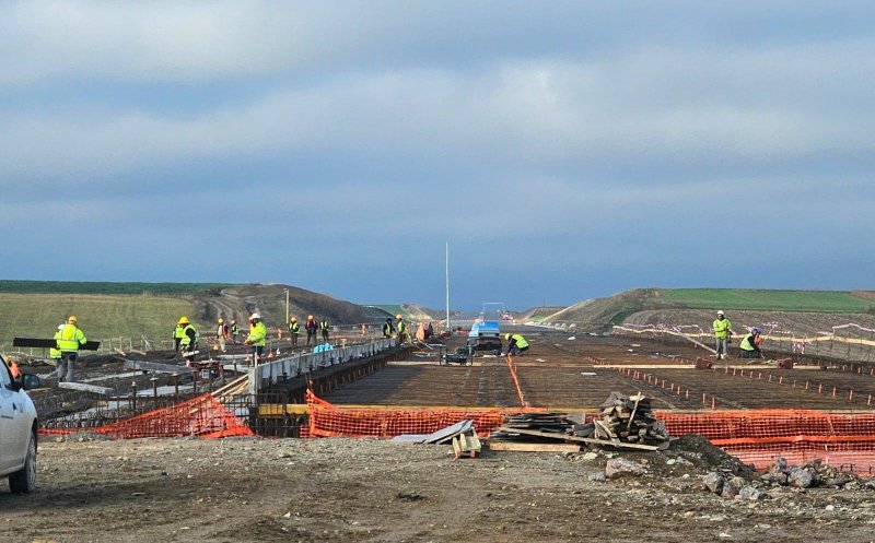 Mobilizare puternică pe un tronson al Autostrăzii Transilvania. Bolojan și directorul CNAIR, pe șantier