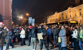 A treia noapte de proteste la Cluj-Napoca: peste 1.000 de oameni cer demisia Liei Savonea, demiterea lui Cătălin Predoiu. Duminică va fi marș pentru j