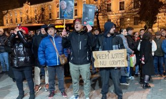A treia noapte de proteste la Cluj-Napoca: peste 1.000 de oameni cer demisia Liei Savonea, demiterea lui Cătălin Predoiu. Duminică va fi marș pentru j