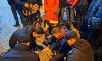 Jandarmii au chemat ambulanța la protestul de la Cluj pentru independența justiției. Unei femei din mulțime i s-a făcut rău