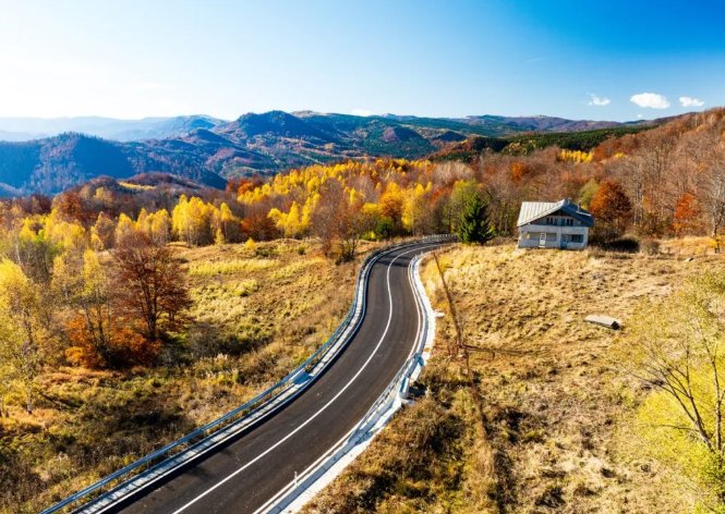 A apărut al doilea „Transfăgărășan”. Un drum spectaculos, recent modernizat, taie munții, printre cascade, chei și mănăstiri