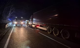 ACCIDENT teribil pe Cluj - Oradea între o mașină și un TIR. Un tânăr a murit încarcerat