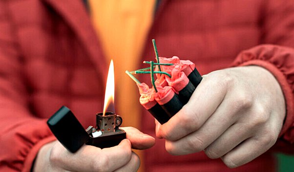 A început sezonul MUTILĂRILOR cu petarde: Copil de 8 ani, cu degetul retezat, după ce i-a explodat petarda în mână