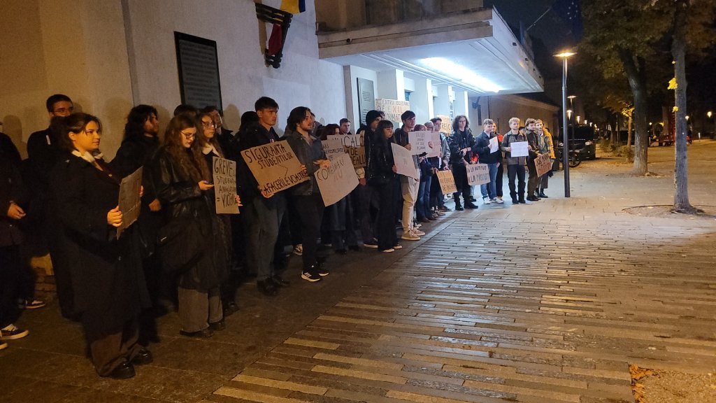 Studenții îl așteaptă luni pe Daniel David la Cluj să îl "colinde": "Demisia, bursele înapoi, jos austeritatea din educație!"