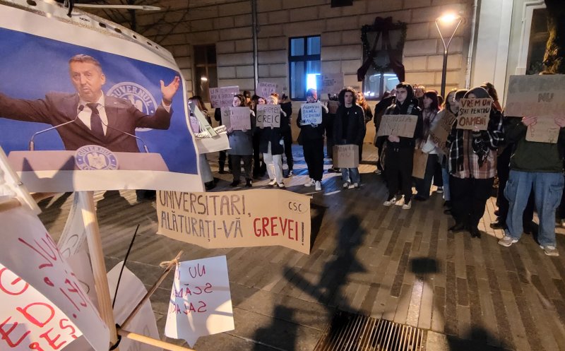 Daniel David, "colindat" în lipsă, la Cluj. Studenții i-au împodobit și un brad cu mesaje de protest