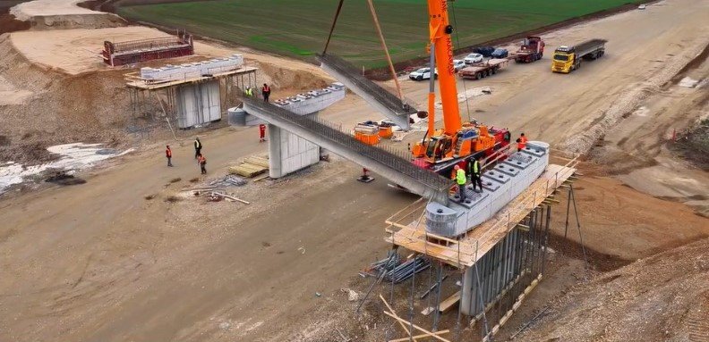 Lucrările accelerează pe A3: Mobilizare în forță cu 500 de muncitori pe Chiribiș – Biharia. A început montarea grinzilor