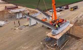 Lucrările accelerează pe A3: Mobilizare în forță cu 500 de muncitori pe Chiribiș – Biharia. A început montarea grinzilor