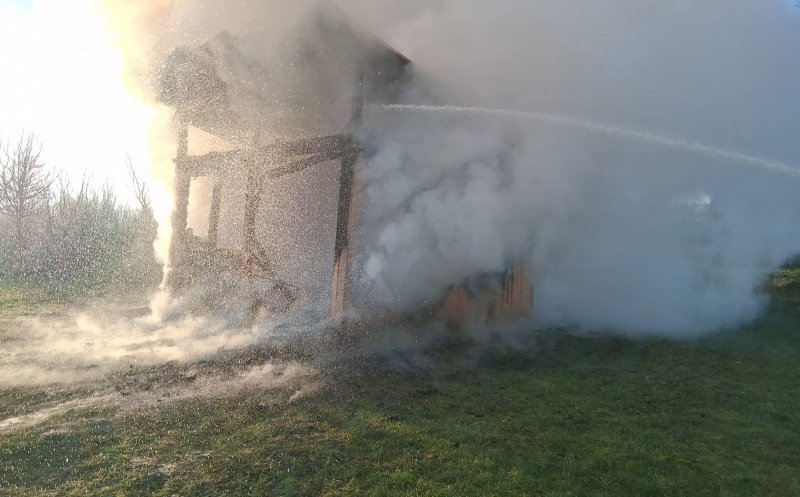 Cabană mistuită de flăcări în Cluj. Pompierii au intervenit de urgență