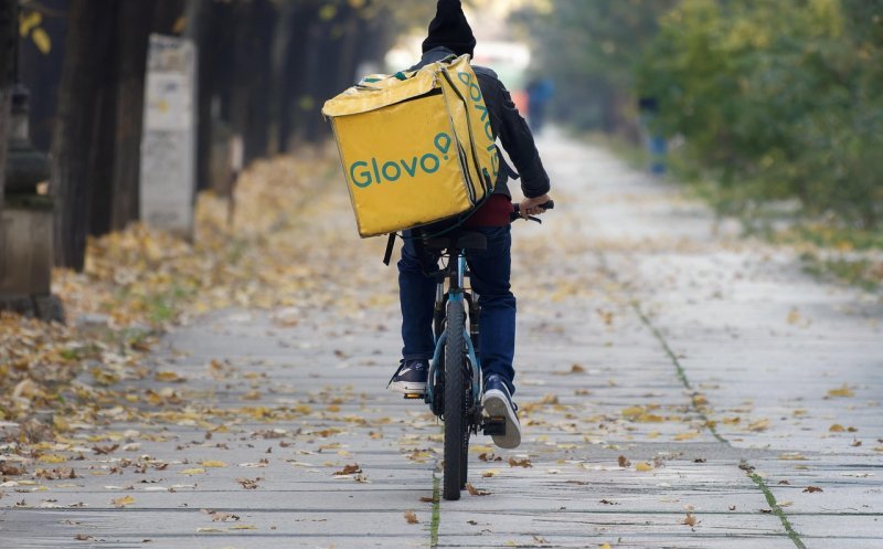 Câți bani face un curier Glovo la Cluj-Napoca? „Trebuie să fii disponibil și când plouă sau când ești obosit” / „Nu am rămas cu aproape nimic la finalul săptămânii”