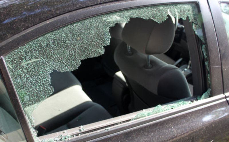 Un clujean a fost reținut pentru spargerea geamurilor unui autoturism parcat. Prejudiciu uriaș