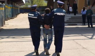 Clujean adus sub escortă în România, după ce a fost căutat la nivel internațional. Unde a fost găsit și ce infracțiune a comis