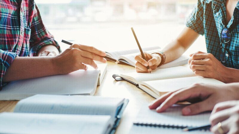 Veste bună pentru tineri! Marea Britanie reintră în Erasmus. De când pot aplica studenții români