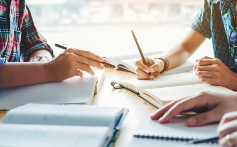 Veste bună pentru tineri! Marea Britanie reintră în Erasmus. De când pot aplica studenții români