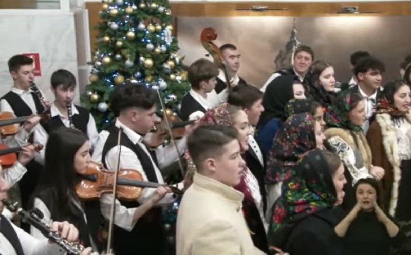 Moment artistic impresionant la Primăria Cluj-Napoca. Colindători, înainte de ședință: “Bucurie și emoție în viața noastră cotidiană”