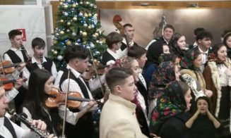 Moment artistic impresionant la Primăria Cluj-Napoca. Colindători, înainte de ședință: “Bucurie și emoție în viața noastră cotidiană”