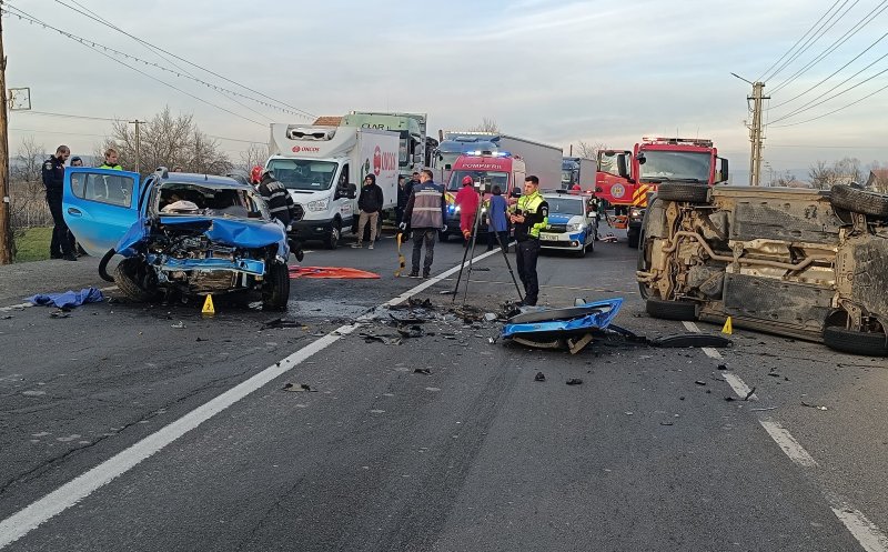 Accident rutier cu trei persoane rănite pe un drum din Cluj. Una dintre victime a rămas încarcerată