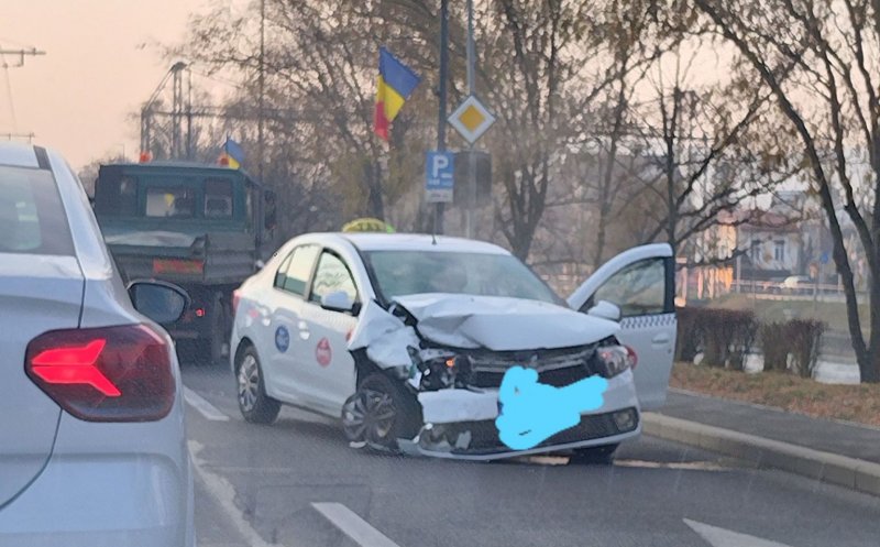 Coliziune între un autoturism și un taxi pe Splaiul Independenței din Cluj. Trei femei, rănite