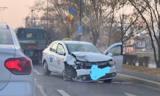 Coliziune între un autoturism și un taxi pe Splaiul Independenței din Cluj. Trei femei, rănite