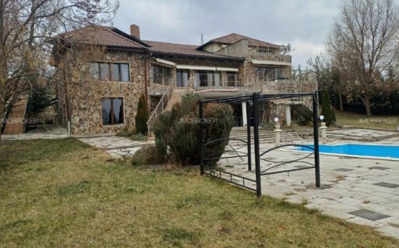 Cum arată o vilă din Făget, scoasă la vânzare pentru 1,8 milioane de euro. Are 10 camere și piscină