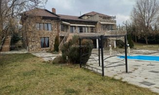 Cum arată o vilă din Făget, scoasă la vânzare pentru 1,8 milioane de euro. Are 10 camere și piscină