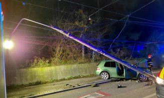 Accident între un TIR și o mașină în Cluj. O tânără a fost transportată de urgență la spital