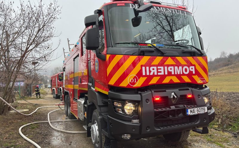 Incendiu în Cluj: A luat foc o casă din Vâlcele. Intervin pompierii cu trei autospeciale de stingere și autoscară