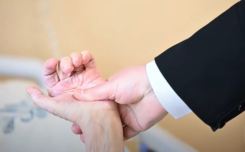 Faptele milei creștine: În pragul Crăciunului, Mitropolitul Andrei i-a vizitat pe bolnavii de la Centrul de Îngrijiri Paliative „Sfântul Nectarie” din Cluj-Napoca