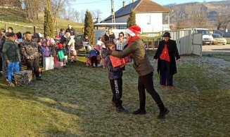 Acțiuni faine și dorințe împlinite. 800 de copii din localitățile clujene Horea, Huedin, Cara, Suatu, Călățele și Baia de Arieș au primit vizita unui 