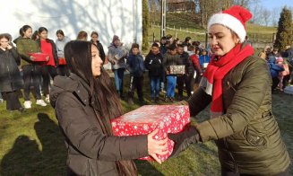 Acțiuni faine și dorințe împlinite. 800 de copii din localitățile clujene Horea, Huedin, Cara, Suatu, Călățele și Baia de Arieș au primit vizita unui 