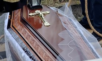 Scene dramatice la înmormântarea fotoreporterei de 27 de ani care s-a sinucis: Mama, pezentă doar prin apel video. Tatăl s-a rugat de preot să îi facă