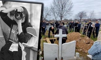 Scene dramatice la înmormântarea fotoreporterei de 27 de ani căzută de la etajul 7: Mama, pezentă doar prin apel video. Tatăl s-a rugat de preot să îi facă fetei o înhumare creștinească