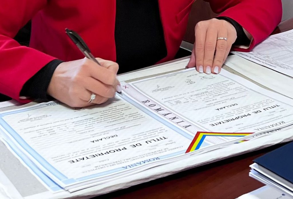 La Prefectura Cluj s-a lucrat în Ajunul Crăciunului! Câte titluri de proprietate a semnat prefectul județului