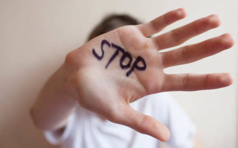 Gelozia l-a fript la degete pe un clujean: Ordin de protecție încălcat. S-a ales cu un control judiciar pentru 60 de zile