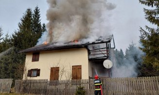 A luat FOC o cabană din Beliș în ziua de Crăciun. Intervin pompierii / Victimă cu arsuri