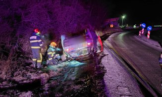 Accident în Izvoru Crișului. O mașină a ajuns cu roțile-n sus