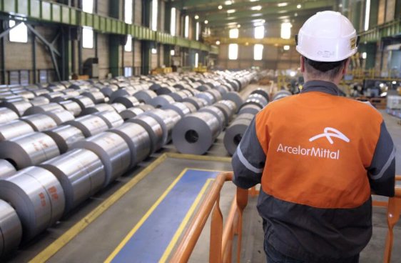 UMB, de la drumuri la oțel. Cu cât cumpără "regele asfaltului" ArcelorMittal Hunedoara