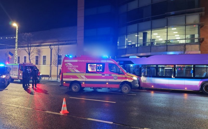 Accident GRAV pe Bulevardul 21 Decembrie 1989. O tânără de 28 de ani, intubată și transportată de urgență la spital