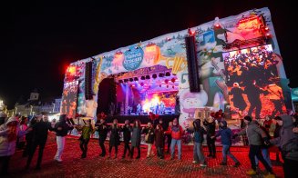 Revelion 2026 la Cluj-Napoca în imagini. Spectacol de drone și lumini în Piața Unirii. Cum au sărbătorit clujenii trecerea dintre ani