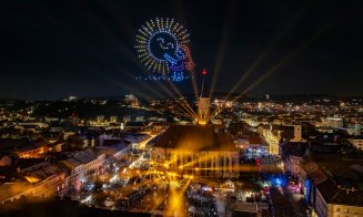 Revelion 2026 la Cluj-Napoca în imagini. Spectacol de drone și lumini în Piața Unirii. Cum au sărbătorit clujenii trecerea dintre ani