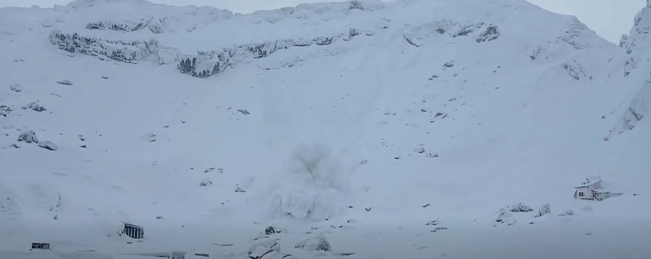 Avalanșă de mari dimensiuni, declanșată de schiori. Cei doi au scăpat nevătămați