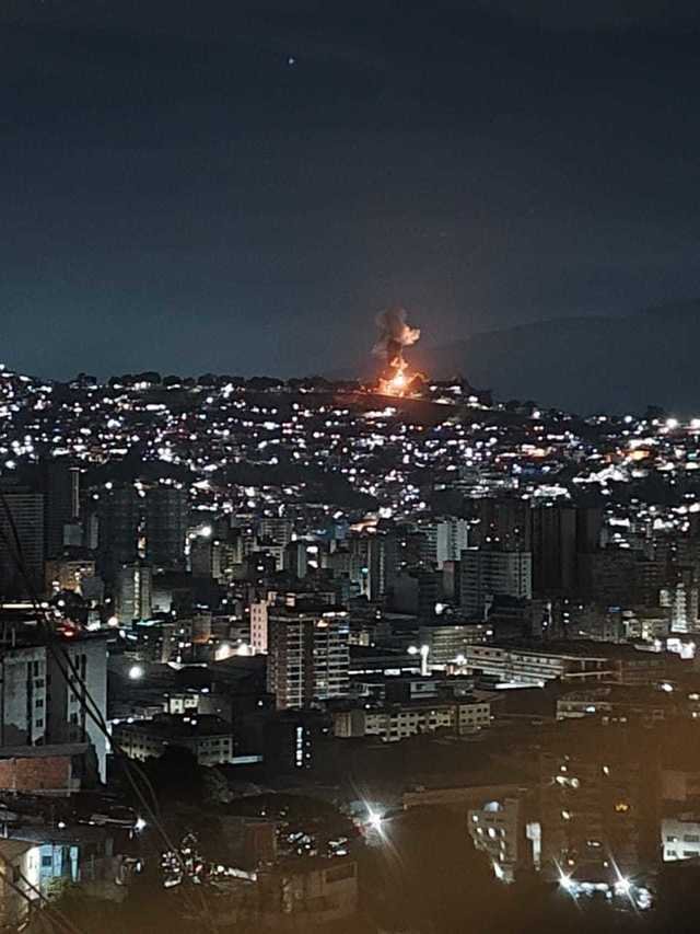 STARE DE URGENȚĂ după explozii puternice în capitala Venezuelei / Trump: Liderul venezuelean și soția sa, capturați și scoși din țară pe calea aerului