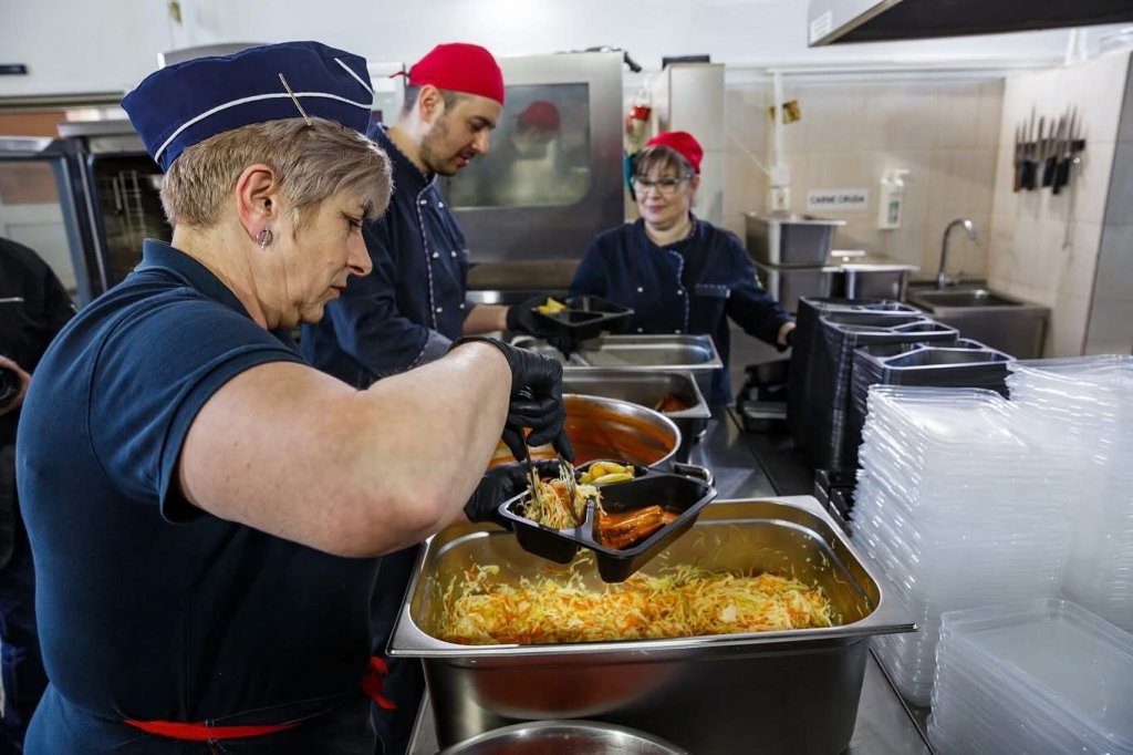 O masă sănătoasă pentru peste 3.000 de elevi din Cluj-Napoca. Primăria alocă 3.4 milioane lei