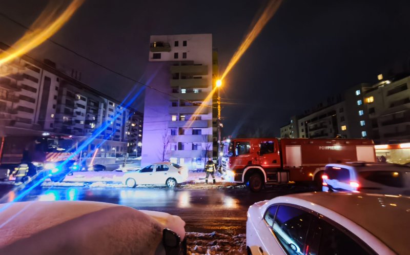 ALERTĂ într-un bloc din Cluj-Napoca: un apartament situat la etajul 9 a luat foc. Locatarii s-au autoevacuat